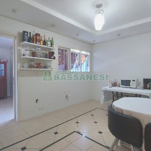 Casa Mobiliada com 500m², 5 dormitórios, 4 vagas, no bairro Sant Etiene em Caxias do Sul para Comprar