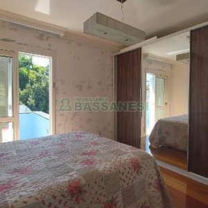 Casa Mobiliada com 500m², 5 dormitórios, 4 vagas, no bairro Sant Etiene em Caxias do Sul para Comprar