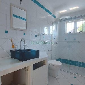 Casa Mobiliada com 500m², 5 dormitórios, 4 vagas, no bairro Sant Etiene em Caxias do Sul para Comprar