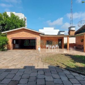 Casa com 277m², 2 dormitórios, 4 vagas, no bairro Santa Catarina em Caxias do Sul para Comprar