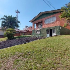 Casa com 277m², 2 dormitórios, 4 vagas, no bairro Santa Catarina em Caxias do Sul para Comprar