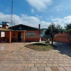 Casa com 277m², 2 dormitórios, 4 vagas, no bairro Santa Catarina em Caxias do Sul para Comprar