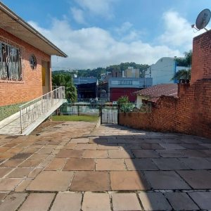 Casa com 277m², 2 dormitórios, 4 vagas, no bairro Santa Catarina em Caxias do Sul para Comprar