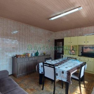 Casa com 277m², 2 dormitórios, 4 vagas, no bairro Santa Catarina em Caxias do Sul para Comprar