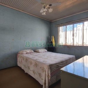 Casa com 277m², 2 dormitórios, 4 vagas, no bairro Santa Catarina em Caxias do Sul para Comprar