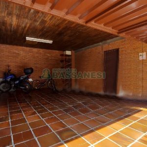 Casa com 277m², 2 dormitórios, 4 vagas, no bairro Santa Catarina em Caxias do Sul para Comprar