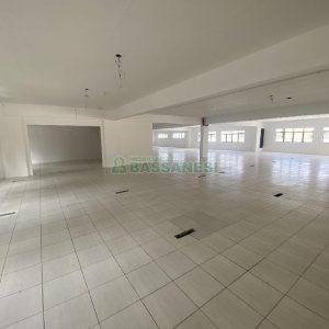 Sala com 990m², no bairro Centro em Caxias do Sul para Alugar
