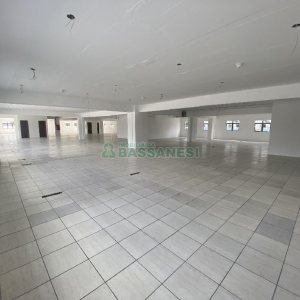 Sala com 990m², no bairro Centro em Caxias do Sul para Alugar