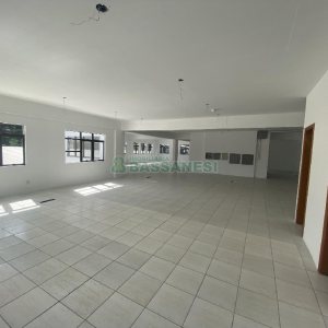 Sala com 990m², no bairro Centro em Caxias do Sul para Alugar