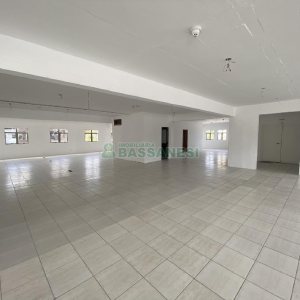 Sala com 990m², no bairro Centro em Caxias do Sul para Alugar