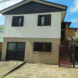 Casa com 100m², 4 dormitórios, 2 vagas, no bairro Cruzeiro em Caxias do Sul para Comprar