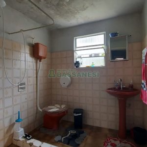 Casa com 100m², 4 dormitórios, 1 vaga, no bairro Jardim América em Caxias do Sul para Comprar