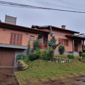 Casa com 320m², 3 dormitórios, 2 vagas, no bairro Colina Sorriso em Caxias do Sul para Comprar
