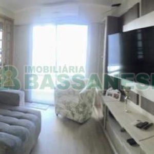 Sobrado com 106m², 2 dormitórios, 2 vagas, no bairro Vinhedos em Caxias do Sul para Comprar