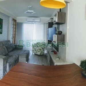 Sobrado com 106m², 2 dormitórios, 2 vagas, no bairro Vinhedos em Caxias do Sul para Comprar