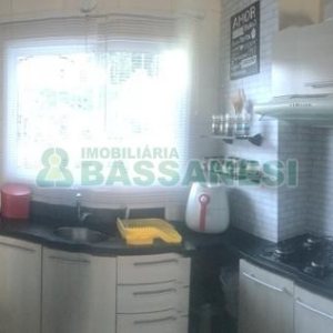 Sobrado com 106m², 2 dormitórios, 2 vagas, no bairro Vinhedos em Caxias do Sul para Comprar