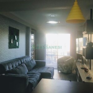 Sobrado com 106m², 2 dormitórios, 2 vagas, no bairro Vinhedos em Caxias do Sul para Comprar