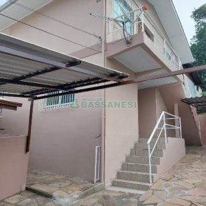 Casa com 80m², 2 dormitórios, 1 vaga, no bairro Esplanada em Caxias do Sul para Alugar