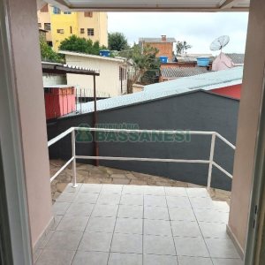 Casa com 80m², 2 dormitórios, 1 vaga, no bairro Esplanada em Caxias do Sul para Alugar