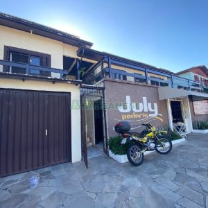 Casa com 203m², 3 dormitórios, 1 vaga, no bairro Charqueadas em Caxias do Sul para Comprar