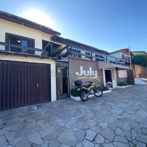 Casa com 203m², 3 dormitórios, 1 vaga, no bairro Charqueadas em Caxias do Sul para Comprar