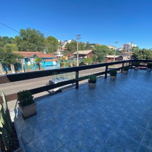 Casa com 203m², 3 dormitórios, 1 vaga, no bairro Charqueadas em Caxias do Sul para Comprar