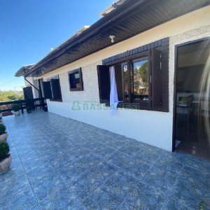 Casa com 203m², 3 dormitórios, 1 vaga, no bairro Charqueadas em Caxias do Sul para Comprar