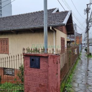 Casa com 52m², 3 dormitórios, 1 vaga, no bairro Pio X em Caxias do Sul para Comprar
