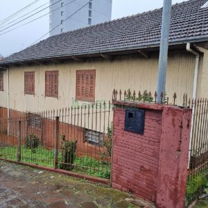 Casa com 52m², 3 dormitórios, 1 vaga, no bairro Pio X em Caxias do Sul para Comprar