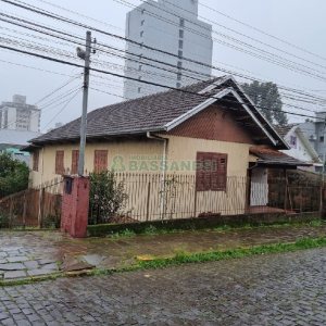 Casa com 52m², 3 dormitórios, 1 vaga, no bairro Pio X em Caxias do Sul para Comprar