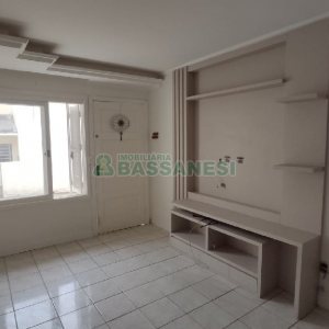 Sobrado com 69m², 2 dormitórios, 1 vaga, no bairro Cinqüentenário em Caxias do Sul para Comprar