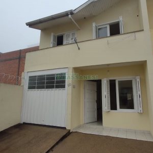 Sobrado com 69m², 2 dormitórios, 1 vaga, no bairro Cinqüentenário em Caxias do Sul para Comprar