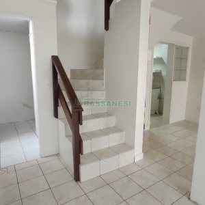 Sobrado com 69m², 2 dormitórios, 1 vaga, no bairro Cinqüentenário em Caxias do Sul para Comprar