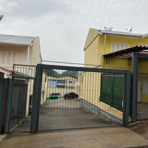 Sobrado com 69m², 2 dormitórios, 1 vaga, no bairro Cinqüentenário em Caxias do Sul para Comprar