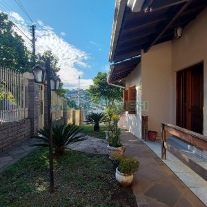 Casa com 312m², 4 dormitórios, 2 vagas, no bairro Cristo Redentor em Caxias do Sul para Alugar