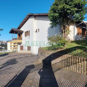 Casa com 312m², 4 dormitórios, 2 vagas, no bairro Cristo Redentor em Caxias do Sul para Alugar