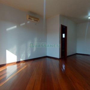 Casa com 312m², 4 dormitórios, 2 vagas, no bairro Cristo Redentor em Caxias do Sul para Alugar