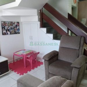 Sobrado com 111m², 2 dormitórios, 2 vagas, no bairro Nossa Senhora da Saúde em Caxias do Sul para Comprar