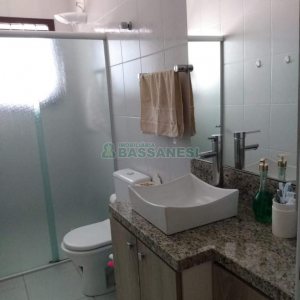 Sobrado com 111m², 2 dormitórios, 2 vagas, no bairro Nossa Senhora da Saúde em Caxias do Sul para Comprar