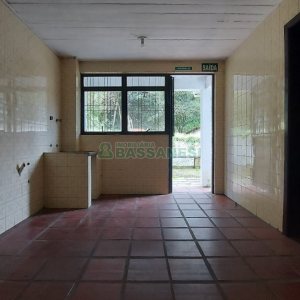 Casa Comercial com 366m², 6 dormitórios, 3 vagas, no bairro São Cristóvão em Caxias do Sul para Comprar