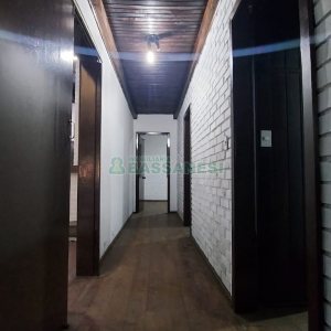 Casa Comercial com 366m², 6 dormitórios, 3 vagas, no bairro São Cristóvão em Caxias do Sul para Comprar
