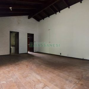 Casa Comercial com 366m², 6 dormitórios, 3 vagas, no bairro São Cristóvão em Caxias do Sul para Comprar