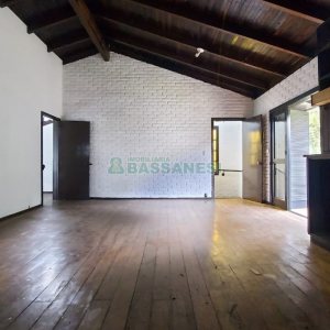 Casa Comercial com 366m², 6 dormitórios, 3 vagas, no bairro São Cristóvão em Caxias do Sul para Comprar