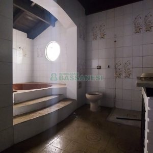 Casa Comercial com 366m², 6 dormitórios, 3 vagas, no bairro São Cristóvão em Caxias do Sul para Comprar