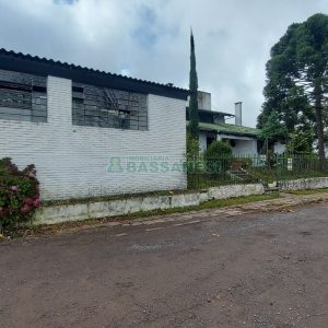 Casa Comercial com 366m², 6 dormitórios, 3 vagas, no bairro São Cristóvão em Caxias do Sul para Comprar
