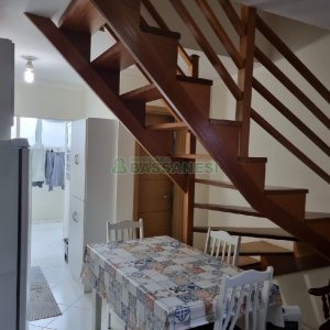 Sobrado com 49m², 2 dormitórios, 2 vagas, no bairro Marechal Floriano em Caxias do Sul para Comprar