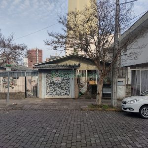 Casa com 430m², 3 dormitórios, 1 vaga, no bairro Exposição em Caxias do Sul para Comprar