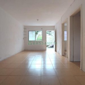 Sobrado com 54m², 2 dormitórios, 2 vagas, no bairro São Caetano em Caxias do Sul para Comprar