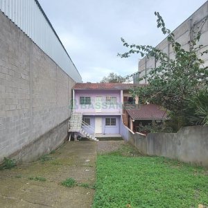 Sobrado com 54m², 2 dormitórios, 2 vagas, no bairro São Caetano em Caxias do Sul para Comprar