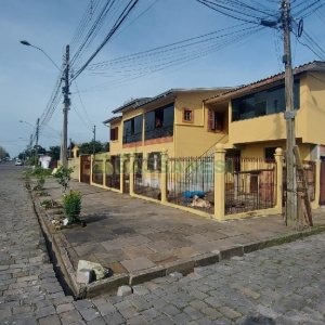 Casa com 274m², 8 dormitórios, 3 vagas, no bairro Santa Fé em Caxias do Sul para Comprar